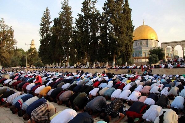 ایک لاکھ سے زائد فلسطینیوں کی مسجد اقصیٰ میں آمد؛ نماز جمعہ ادا کی
