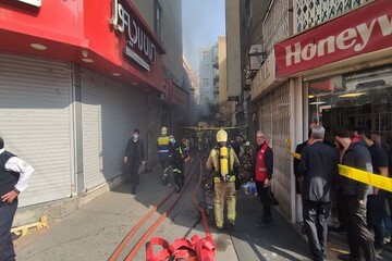 ورود آتش نشانان به ساختمان خیابان بهار/ حادثه فوتی نداشته است