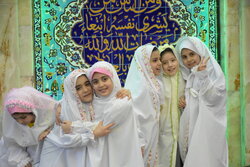 جشن تکلیف ۱۳۰۰ دانش آموز دختر در مصلای نماز جمعه کاشان