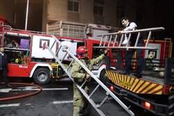 اطفای کامل حریق ساختمان ۱۵۳ در خیابان بهار تهران/ آتش‌نشانان مشغول لکه‌گیری