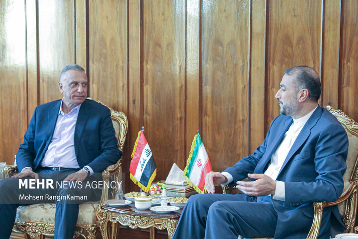 حسین امیرعبداللهیان وزیر امور خارجه ایران در حال گفتگو با مصطفی الکاظمی نخست وزیر سابق عراق در محل دیدار نخست وزیر سابق عراق با وزیر امور خارجه ایران است