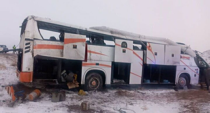 İran'da yolcu otobüsü devrildi: 32 yaralı