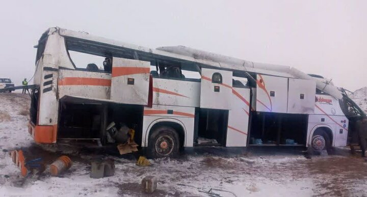 İran'da yolcu otobüsü devrildi: 32 yaralı İran'da yolcu otobüsü devrildi: 32 yaralı
