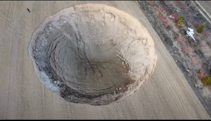 تشکیل حفره عظیم ۱۴۰۰ متری در قونیه پس از زلزله اخیر+ فیلم وتصاویر