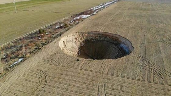 تشکیل حفره عظیم ۱۴۰۰ متری در قونیه پس از زلزله اخیر+ فیلم وتصاویر
