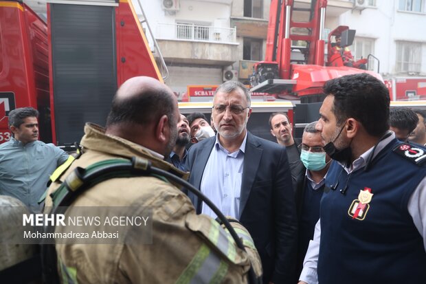 جدال ۸ ساعته آتشنشانان با حریق ساختمان ۱۵۳