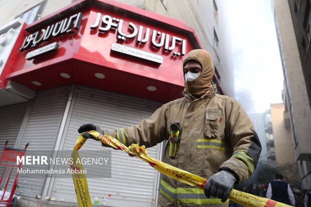 جدال ۸ ساعته آتشنشانان با حریق ساختمان ۱۵۳