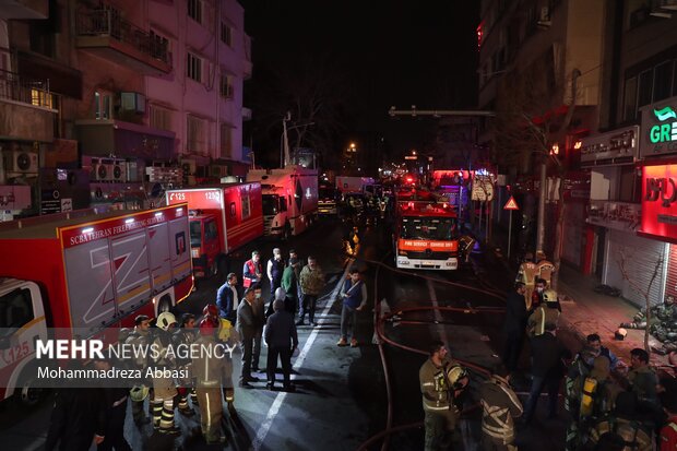 شهادت یک آتش‌نشان در آتش‌سوزیِ خیابان بهارِ تهران + عکس 