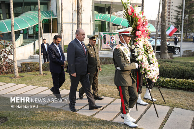 ثابت محمد سعید رضا، وزیر دفاع عراق بعد از ظهر روز شنبه ۶ اسفند ماه ۱۴۰۱ با محمدرضا آشتیانی، وزیر دفاع و پشتیبانی نیروهای مسلح در ساختمان اصلی این وزارت خانه دیدار و گفتگو کرد