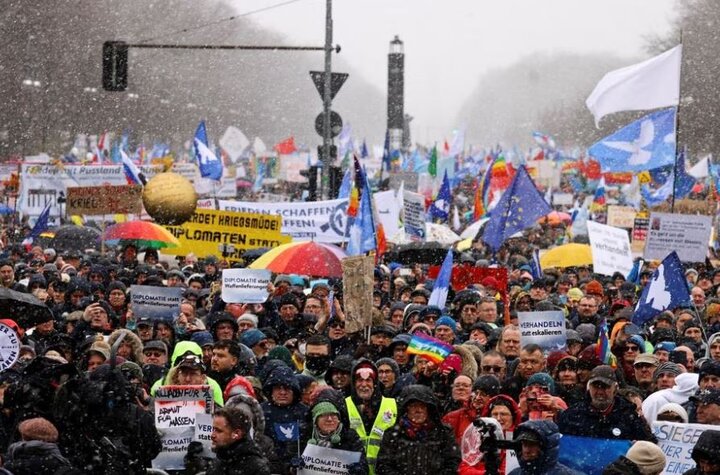 Thousands protest in Berlin over arming Kyiv against Moscow