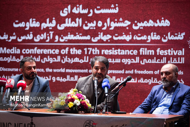 سید محمد حسینی مدیر عامل انجمن سینمای انقلاب اسلامی و دفاع مقدس در حال سخنرانی در  نشست رسانه‌ای هفدهمین جشنواره بین‌المللی فیلم مقاومت است 