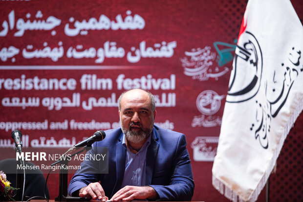 محسن جوادی قائم مقام دبیر جشنواره فیلم مقاومت در حال سخنرانی در  نشست رسانه‌ای هفدهمین جشنواره بین‌المللی فیلم مقاومت است 