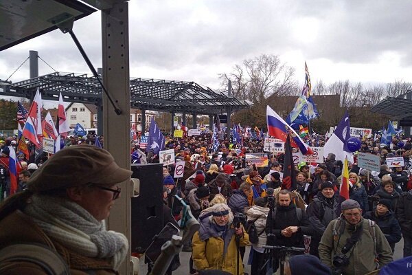 تظاهرات اعتراضی در آلمان در مخالفت با ارسال سلاح به اوکراین+ فیلم