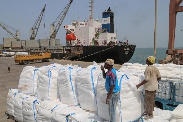 للمرة الأولى منذ 2016.. سفينة سلع تجارية ترسو في ميناء الحديدة اليمني