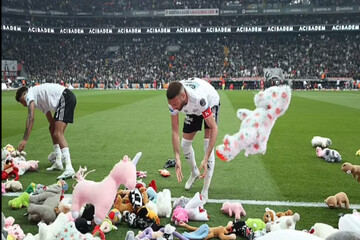 VIDEO: Fans throwing toys for Turkey's quake-hit children