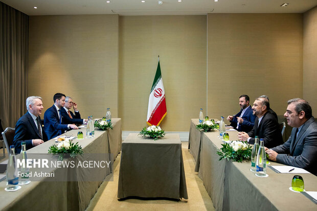 Iran FM holds talks with counterparts in Geneva