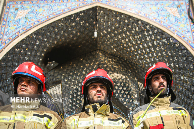 مراسم تشییع پیکر مطهر آتش نشان شهید «قریب‌رضا دارابی» صبح روز دوشنبه ۸ اسفند ماه ۱۴۰۱ در امام زاده علی اکبر (ع) چیذر برگزار شد