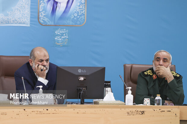 سرتیپ روح‌الله نوری جانشین فرمانده نیروی زمینی سپاه و احمد وحیدی وزیر کشور در جلسه شورای توسعه و امنیت پایدار شرق و غرب حضور دارند