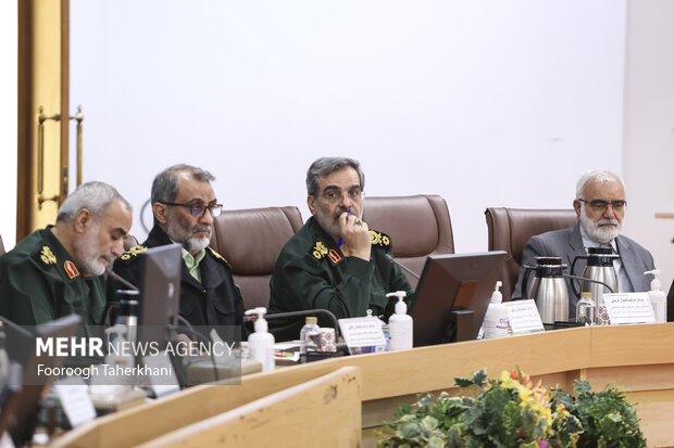 سید مرتضی بختیاری رییس کمیته امداد خمینی، سرتیپ مهدی ربانی معاون عملیات ستاد کل نیروهای مسلح، سرتیپ قاسم رضایی جانشین فراجا و سرتیپ روح‌الله نوری جانشین فرمانده نیروی زمینی سپاه در جلسه شورای توسعه و امنیت پایدار شرق و غرب حضور دارند