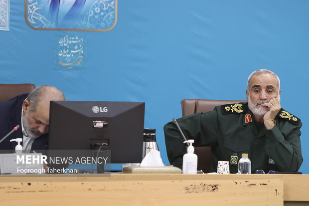 سرتیپ روح‌الله نوری جانشین فرمانده نیروی زمینی سپاه و احمد وحیدی وزیر کشور در جلسه شورای توسعه و امنیت پایدار شرق و غرب حضور دارد