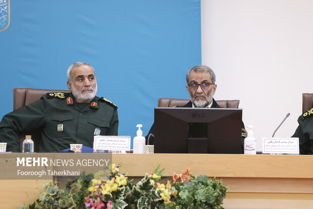 سرتیپ قاسم رضایی جانشین فراجا و سرتیپ روح‌الله نوری جانشین فرمانده نیروی زمینی سپاه در جلسه شورای توسعه و امنیت پایدار شرق و غرب حضور دارند