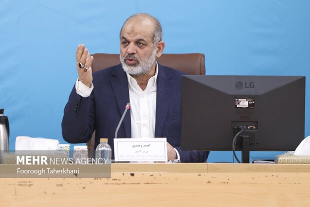 احمد وحیدی وزیر کشور در حال سخنرانی در جلسه شورای توسعه و امنیت پایدار شرق و غرب است
