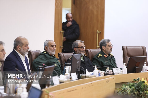 سرتیپ مهدی ربانی معاون عملیات ستاد کل نیروهای مسلح، سرتیپ قاسم رضایی جانشین فراجا و سرتیپ روح‌الله نوری جانشین فرمانده نیروی زمینی سپاه در جلسه شورای توسعه و امنیت پایدار شرق و غرب حضور دارند