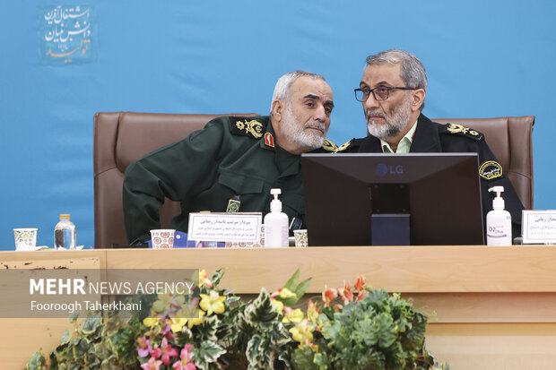 سرتیپ قاسم رضایی جانشین فراجا و سرتیپ روح‌الله نوری جانشین فرمانده نیروی زمینی سپاه در جلسه شورای توسعه و امنیت پایدار شرق و غرب حضور دارند