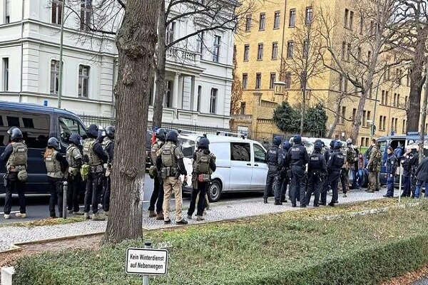 پلیس آلمان مدرسه‌ای را محاصره کرد/ کاوش کلاس به کلاس ادامه دارد