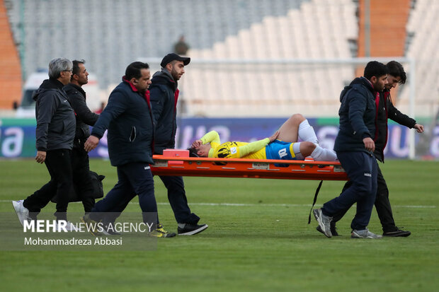 سید پیمان میری بازیکن تیم فوتبال نفت مسجد سلیمان پس از مصدومیت به بیرون زمین مسابقه انتقال پیدا میکند 