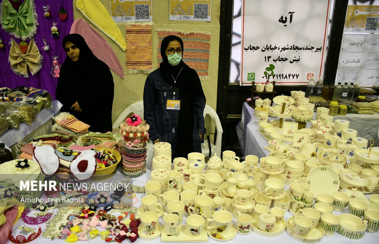 عرضه محصولات تولیدی روستاییان و عشایر خراسان جنوبی در تهران