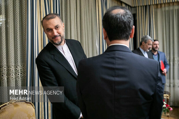 حسین امیر عبداللهیان وزیر امور خارجه در جمع ایرانیان و اعضای نمایندگی ایران در ژنو حضور دارد