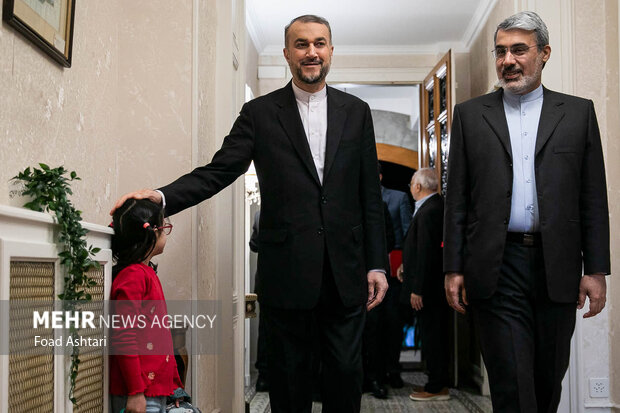  حسین امیر عبداللهیان در حال ورود به محل دیدار با ایرانیان و اعضای نمایندگی ایران در ژنو است