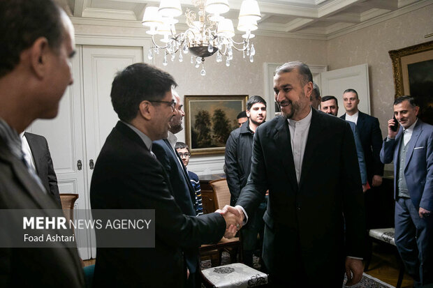 حسین امیر عبداللهیان وزیر امور خارجه در جمع ایرانیان و اعضای نمایندگی ایران در ژنو حضور دارد