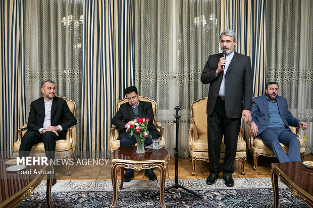 علی بحرینی سفیر ایران در ژنو در دیدار حسین امیر عبداللهیان وزیر امور خارجه ایران و جمعی از  ایرانیان و اعضای نمایندگی ایران در ژنو در حال سخنرانی است