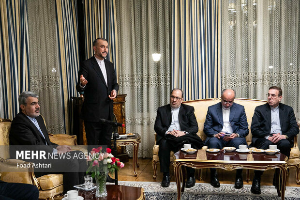  حسین امیر عبداللهیان وزیر امو خارجه در حال سخنرانی در در جمع ایرانیان و اعضای نمایندگی ایران در ژنو است