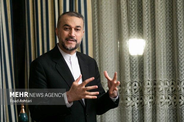  حسین امیر عبداللهیان وزیر امو خارجه در حال سخنرانی در در جمع ایرانیان و اعضای نمایندگی ایران در ژنو است