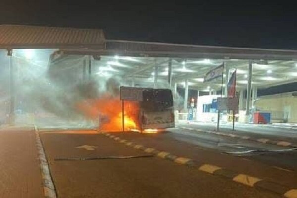 زخمی شدن یک افسر صهیونیست و به آتش کشیده شدن اتوبوس در رام‌الله
