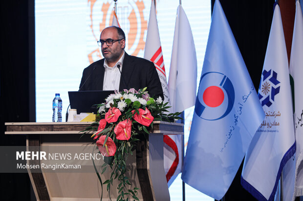 مجتبی حمیدیان رئیس شرکت سنگ آهن مرکزی ایران در حال سخنرانی در سومین کنفرانس استایل پرایس است
این گزارش آگهی است 
