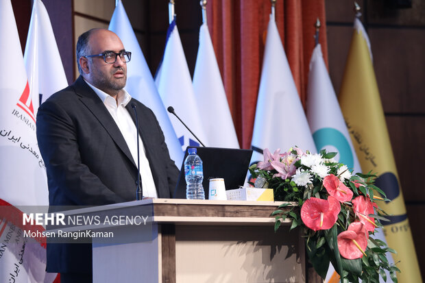 مجتبی حمیدیان رئیس شرکت سنگ آهن مرکزی ایران در حال سخنرانی در سومین کنفرانس استایل پرایس است
این گزارش آگهی است 