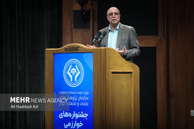 محمد علی زلفی گل وزیر علوم در حال سخنرانی در اختتامیه جشنواره های خوارزمی است