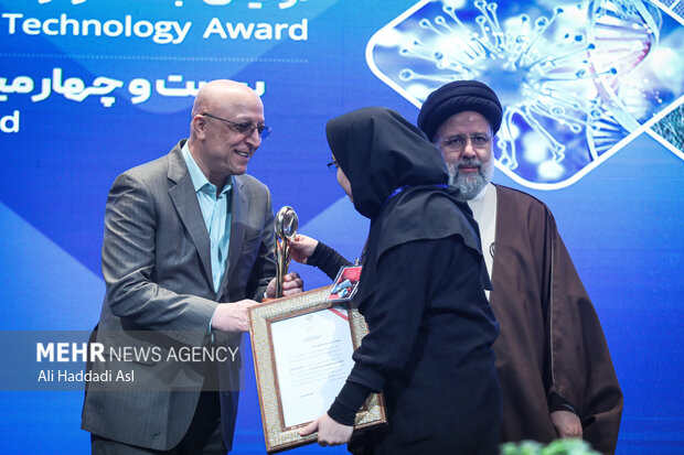 محمد علی زلفی گل وزیر علومدر حال تقدیر از برگزیدگان در اختتامیه جشنواره های خوارزمی است