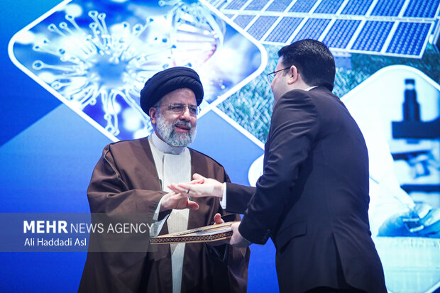 حجت الاسلام سید ابراهیم رئیسی رئیس جمهور در حال تقدیر از برگزیدگان در اختتامیه جشنواره های خوارزمی است