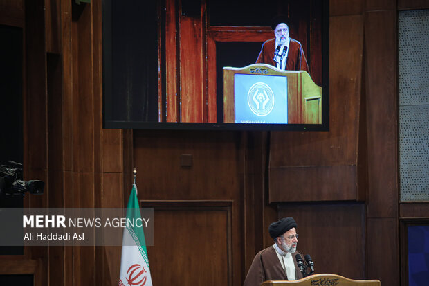 حجت الاسلام سید ابراهیم رئیسی رئیس جمهور در حال سخنرانی در اختتامیه جشنواره های خوارزمی است