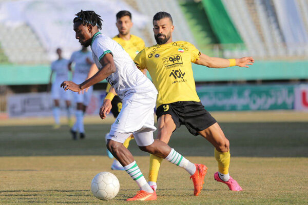 هدیه یک استقلالی به پرسپولیس / سپاهان برابر آلومینیوم متوقف شد