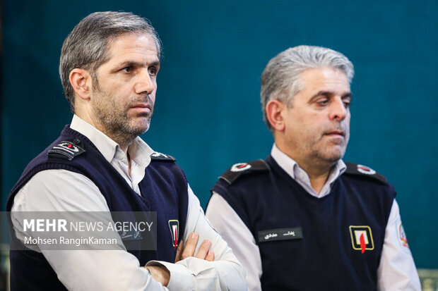 جلال ملکی سخنگوی سازمان آتش نشانی تهران  در مراسم ترحیم آتش نشان شهید «قریب‌رضا دارابی» حضور دارد