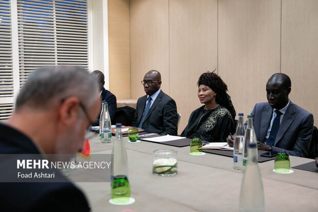 آیستا تال سال وزیر امور خارجه سنگال در محل دیدار با حسین امیرعبداللهیان وزیر امور خارجه ایران حضور دارد