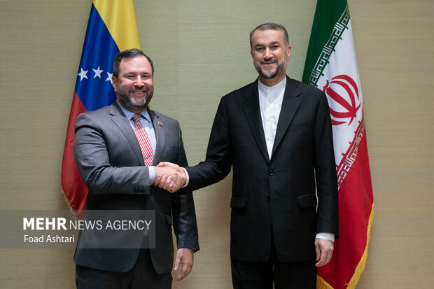 حسین امیرعبداللهیان وزیر امور خارجه ایران و ایوان جیل پینتو  وزیر امور خارجه ونزوئلا در حال گرفتن عکس یادگاری هستند
