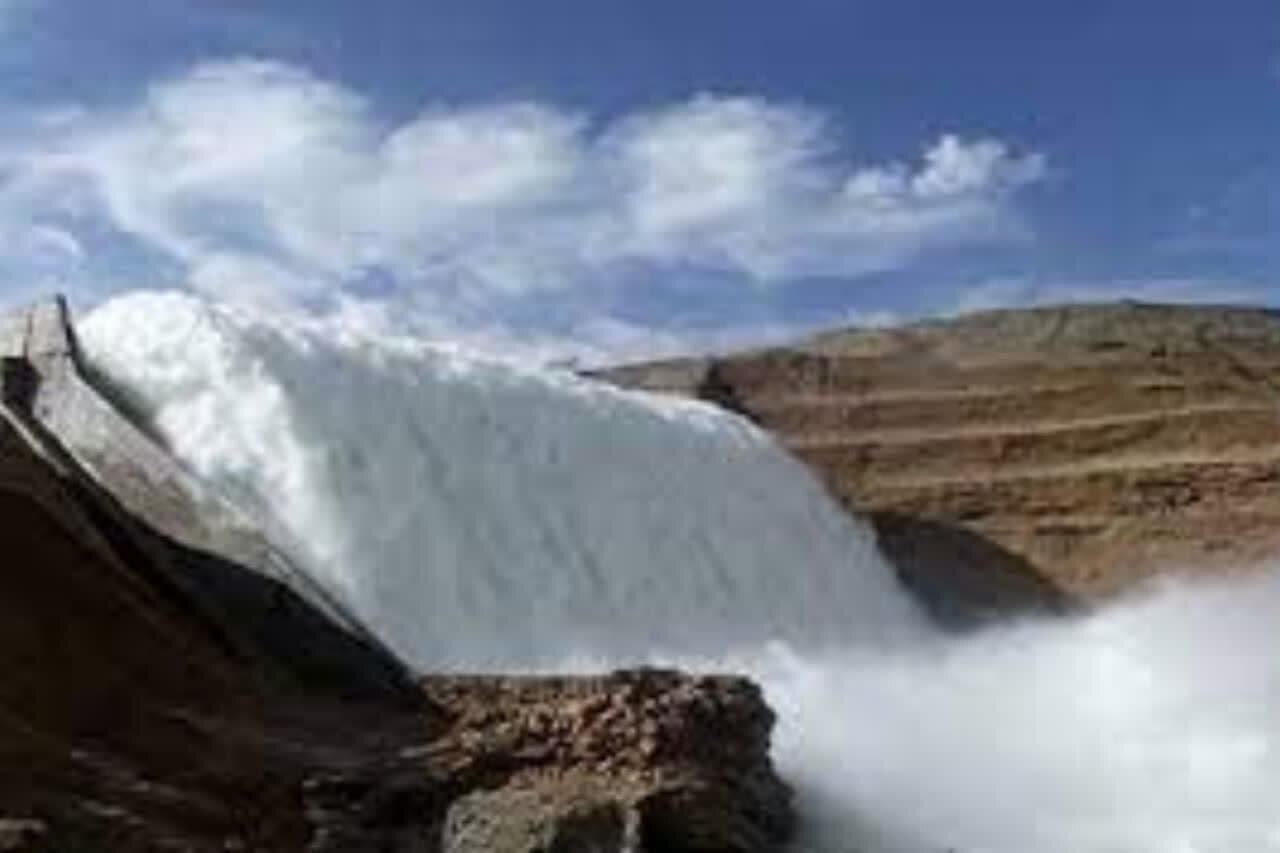 سرریز شدن آب سد «شهید خوشرو» در چناران