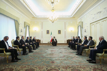 الرئيس الإيراني يؤكد خلال لقاء السفراء الجدد على أولوية تعزيز القدرة الاقتصادية للبلاد